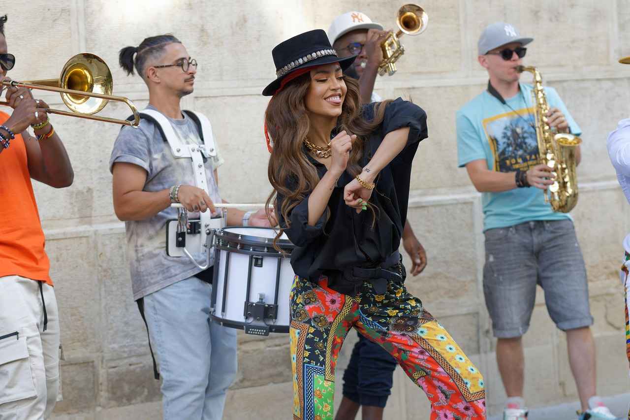 Saç Bandı ile Farklı Görünüm Denemeleri